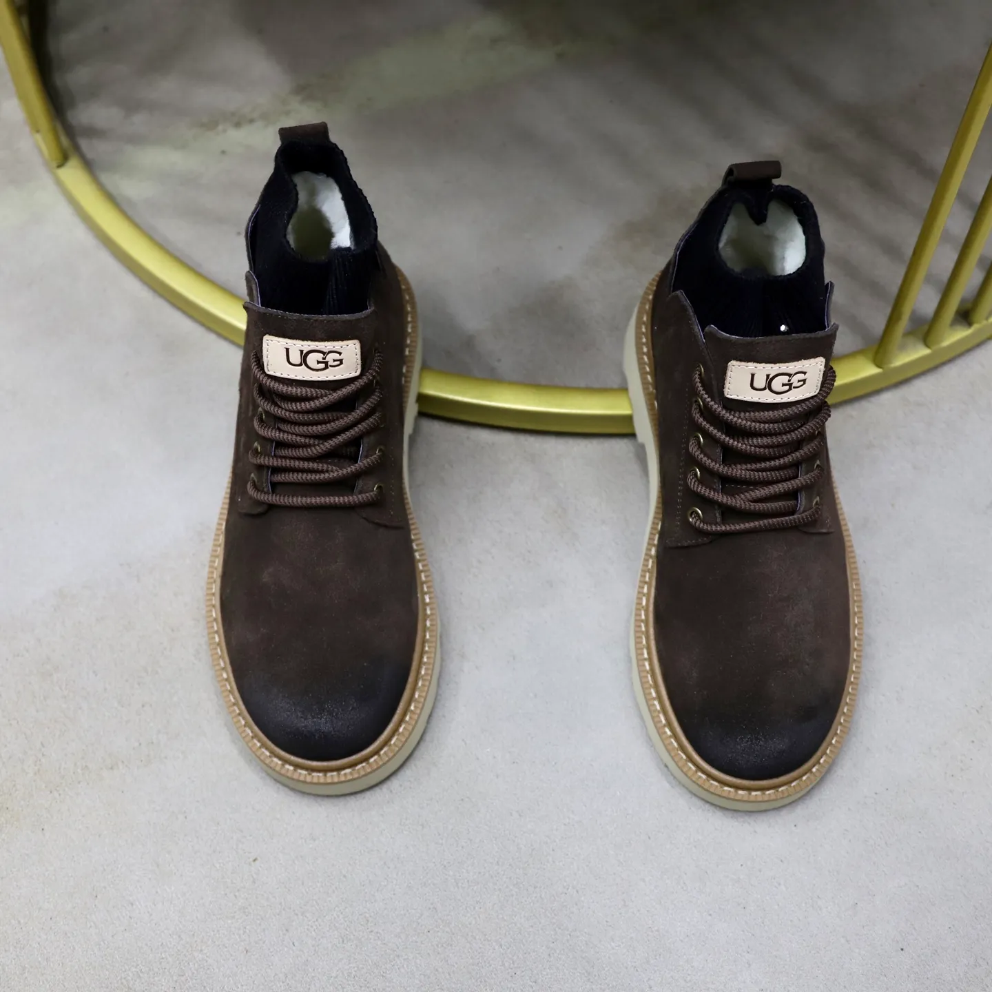 Ex-factory price: 640💰Thick wool imported from Australia Brand: UGG genuine purchase Size: 39-44 Grade: Official website 1:1 Material: First layer of genuine leather waterproof and antifreeze upper Real wool lining Original non-slip soft wear-resistant outsole Style category: Men's casual shoes Trendy style Comfortable on the feet Color: Official website color synchronization